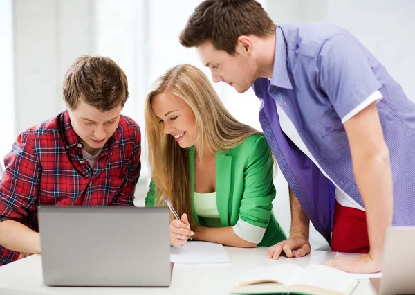 Eleverna skriver test eller examen i föreläsning på skolan — Stockfoto