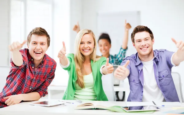 Studenti che mostrano pollici a scuola — Foto Stock