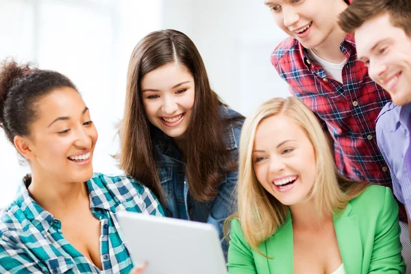 Estudantes olhando para tablet pc em palestra na escola — Fotografia de Stock