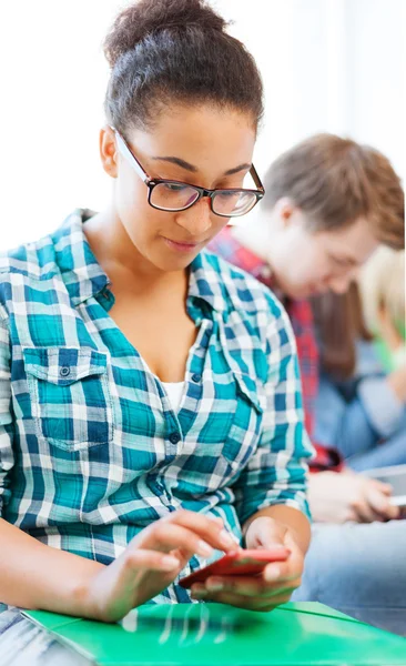 Étudiante avec smartphone à l'école — Photo