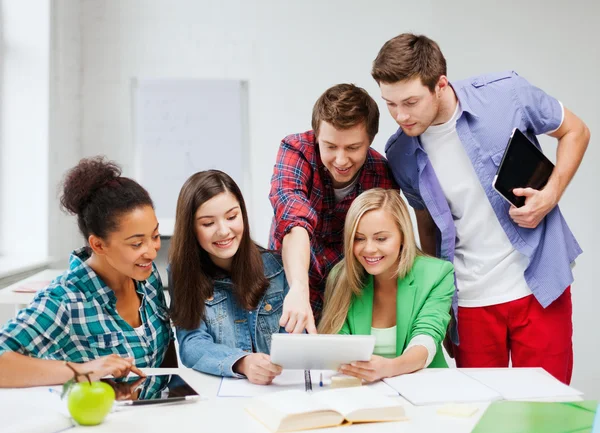 Studenten kijken naar tablet pc op school — Stockfoto