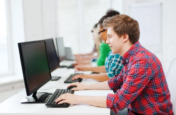 Estudiante con computadora estudiando en la escuela — Foto de Stock