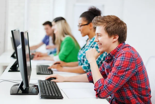 Estudante com computador estudando na escola — Fotografia de Stock