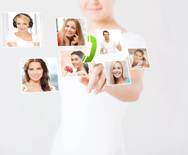 Donna con schermo virtuale e icone a contatto — Foto Stock
