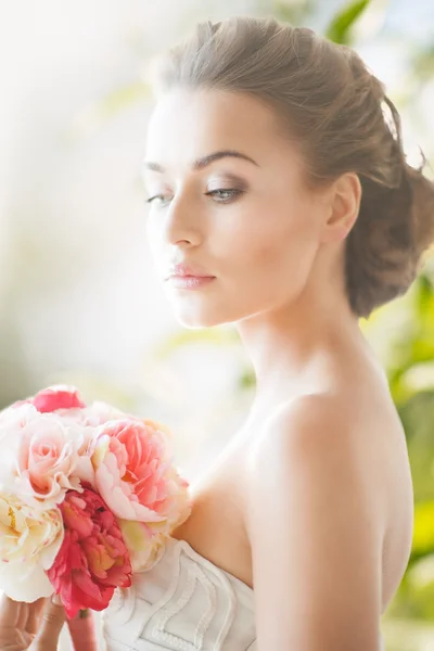 Jonge vrouw met boeket bloemen — Stockfoto