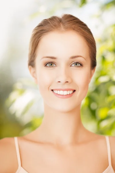 Mujer hermosa en la naturaleza — Foto de Stock