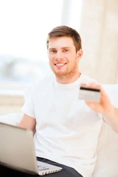 Człowiek z laptopa i karty kredytowej w domu — Zdjęcie stockowe