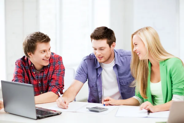 Students chatting in lecture at school — Stock Photo, Image