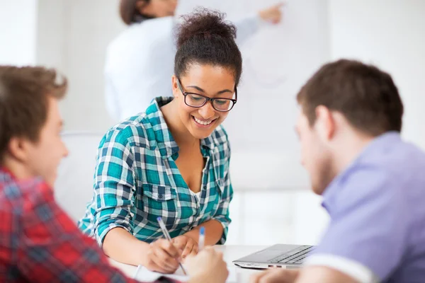 Afrikaanse student schrijven iets in notitieblok — Stockfoto