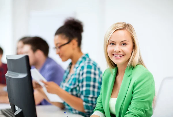 Estudiante con computadora estudiando en la escuela — Foto de Stock