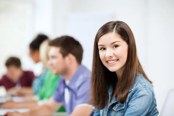 Estudiante con computadora estudiando en la escuela —  Fotos de Stock