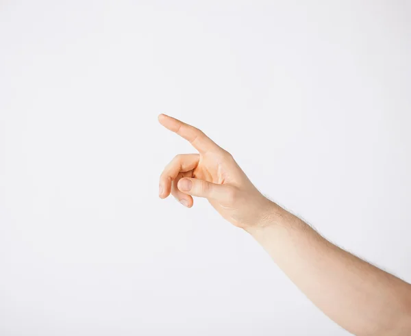 Mann zeigt mit der Hand auf etwas — Stockfoto