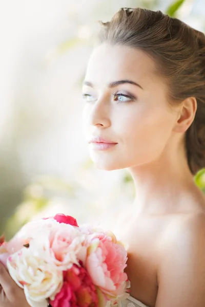 花の花束を持つ若い女性 — ストック写真