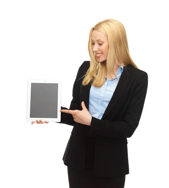 Mujer sonriente apuntando a la tableta pc — Foto de Stock