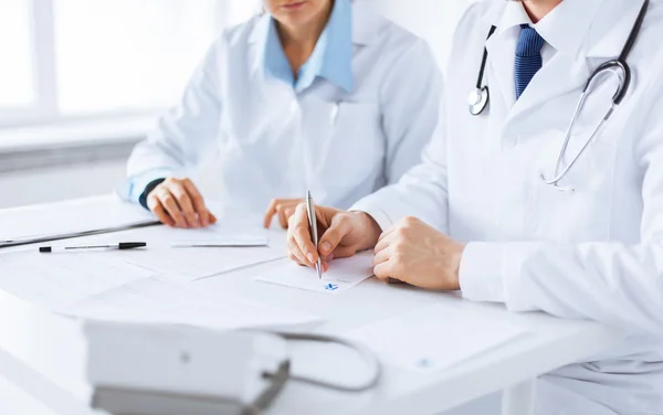 Médico y enfermera escribiendo papel de prescripción —  Fotos de Stock