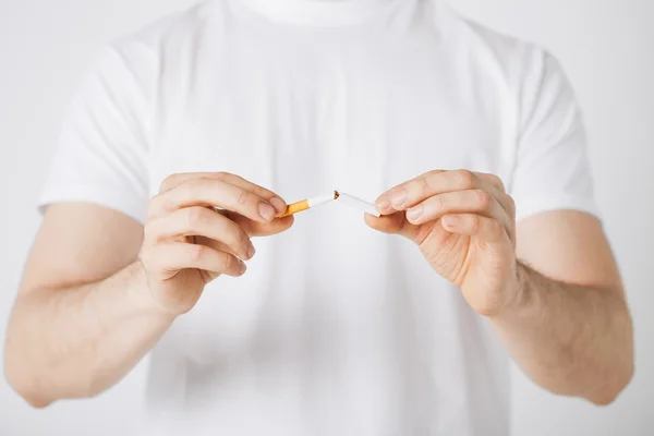 Człowiek łamanie papierosów z rąk — Zdjęcie stockowe