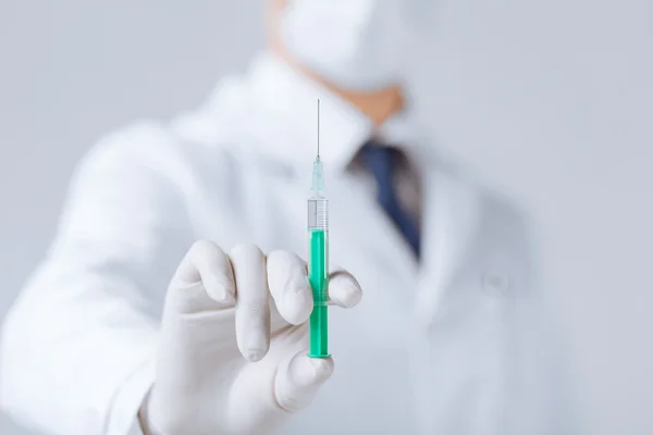 Mužský lékař držící injekční stříkačku — Stock fotografie