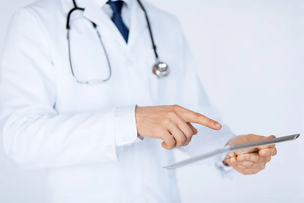 Manliga läkare håller TabletPC — Stockfoto