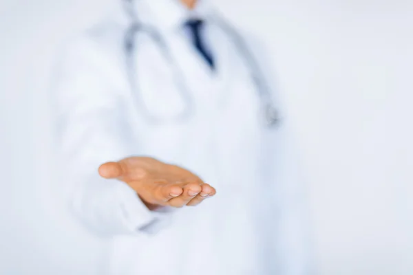 Mužské doktor drží něco v ruce — Stock fotografie