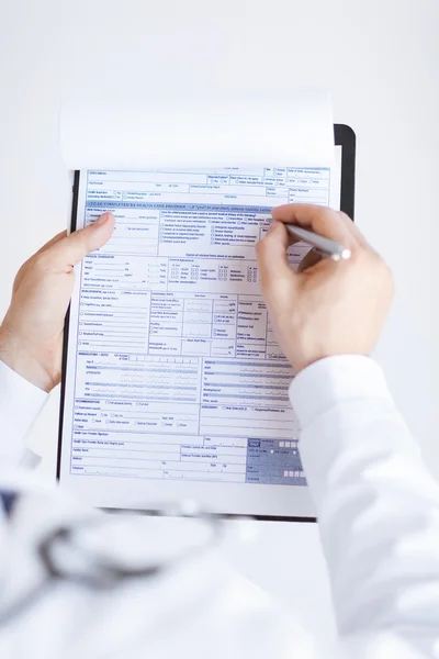 Manliga läkare håller recept papper i handen — Stockfoto