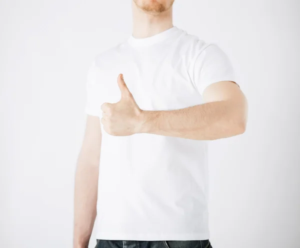 Homem mostrando polegares para cima — Fotografia de Stock