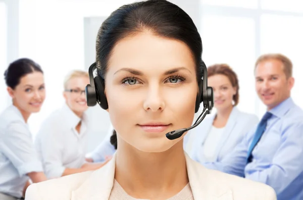 Infolinia operatora ze słuchawkami w call center — Zdjęcie stockowe