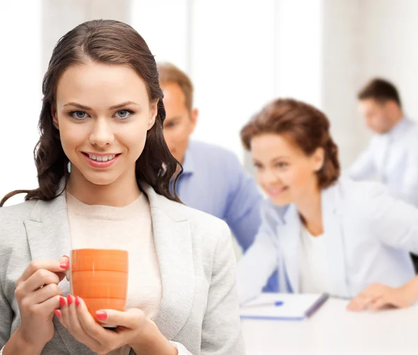 Красива бізнес-леді з чашкою кави — стокове фото