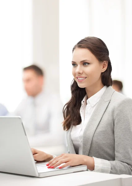 Donna d'affari con computer portatile al lavoro — Foto Stock