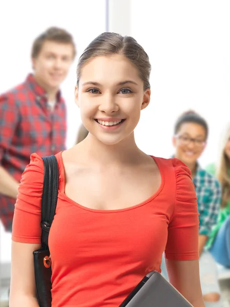 Studente ragazza con computer portatile e sacchetto della scuola — Foto Stock