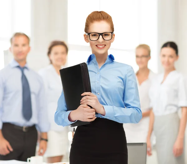 Zakenvrouw met tablet pc in office — Stockfoto