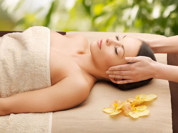 Mulher no spa recebendo massagem facial — Fotografia de Stock