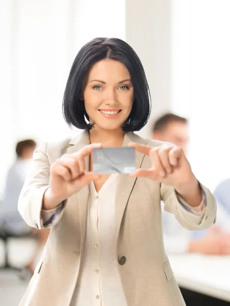 Businesswoman showing credit card — Stock Photo, Image