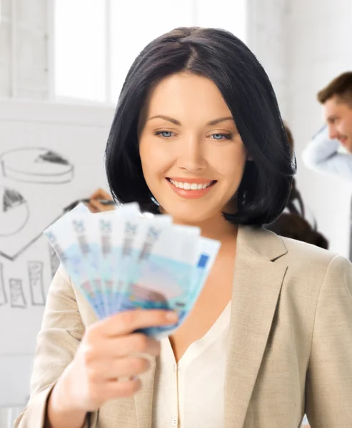 Glückliche Geschäftsfrau mit Bargeld im Büro — Stockfoto