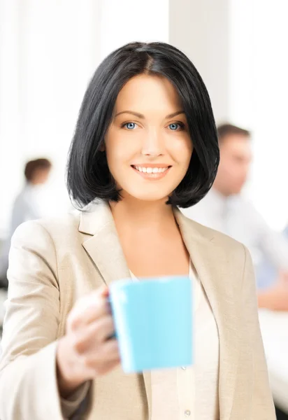 Hermosa mujer de negocios con taza de café — Foto de Stock