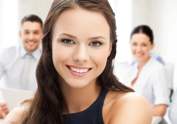 Aantrekkelijke jonge zakenvrouw in office — Stockfoto