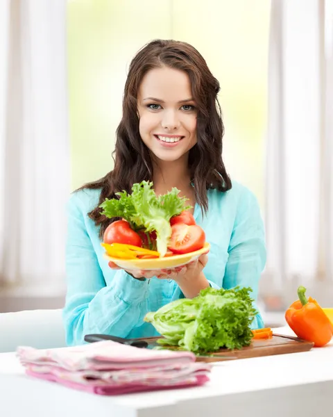 Donna in cucina con verdure — Foto Stock