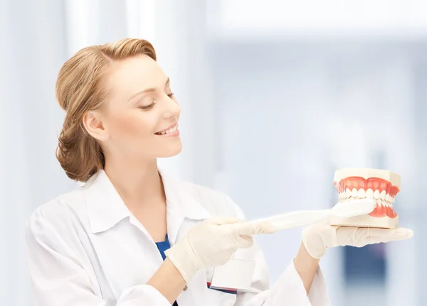 Médico con cepillo de dientes y mandíbulas en el hospital — Foto de Stock