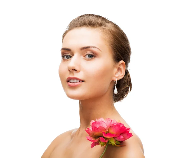 Woman wearing earrings with flower — Stock Photo, Image