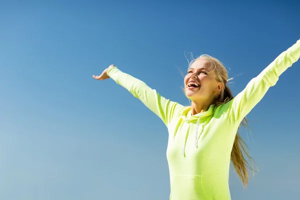 Mujer haciendo deportes al aire libre — Foto de Stock