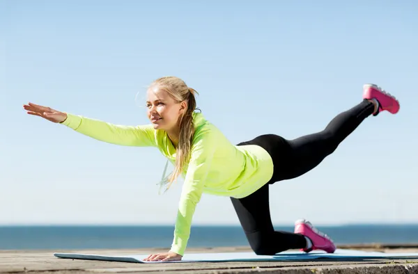 Woman doing sports outdoors — Stock Photo, Image