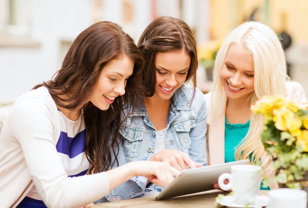 Hermosas chicas mirando PC tableta en la cafetería — Foto de Stock