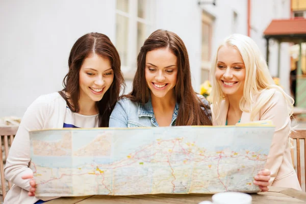 Красиві дівчата дивляться на туристичну карту в місті — стокове фото