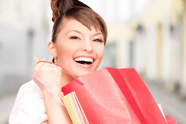 Kobieta z torby na zakupy w ctiy — Zdjęcie stockowe