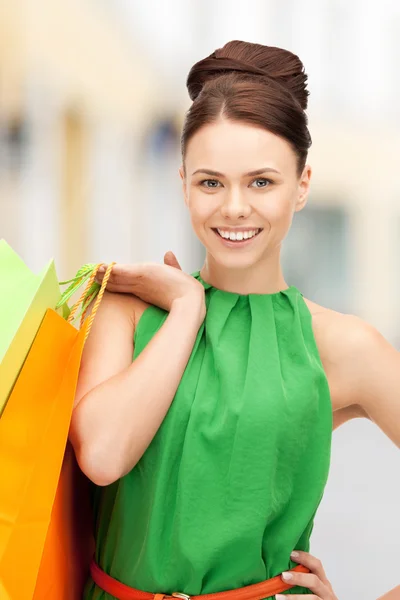 Mulher com sacos de compras em ctiy — Fotografia de Stock