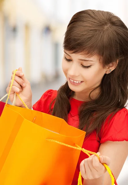 Mujer con bolsas de compras en ctiy — Foto de Stock