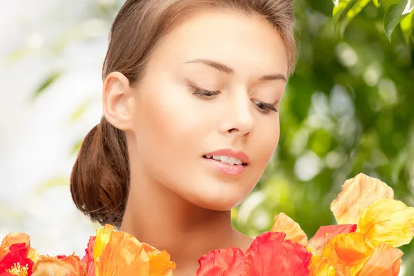 Mujer joven con ramo de flores —  Fotos de Stock