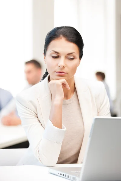 Donna d'affari con computer portatile al lavoro — Foto Stock