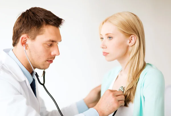 Médico con estetoscopio que escucha al paciente —  Fotos de Stock