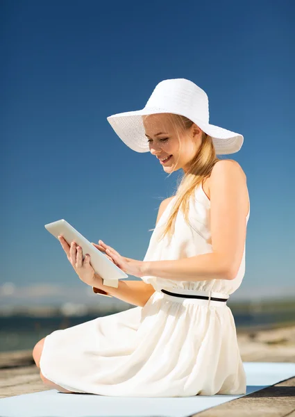 Hermosa mujer en un vestido con la tableta PC — Foto de Stock