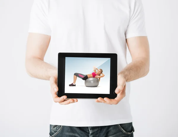 Hombre con tableta pc y mujer deportiva — Foto de Stock